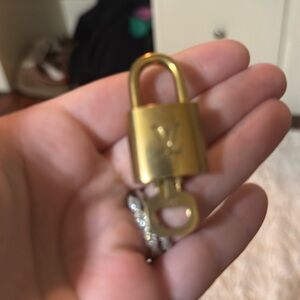 LV 305 Lock And Key 🔐